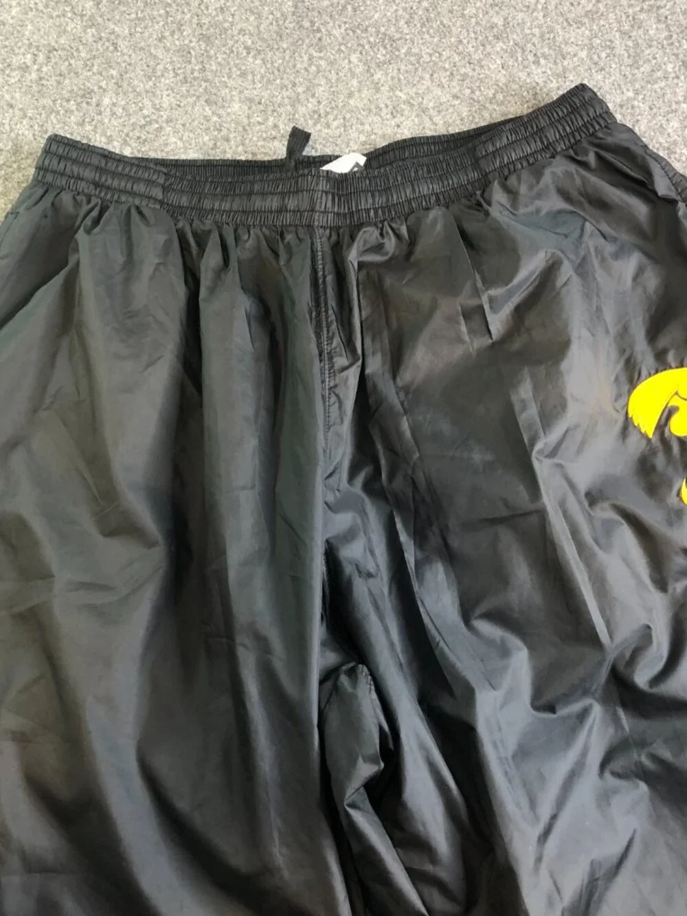 Nike Iowa Hawkeyes Windbreaker Pants Men's XL Black Lined Pockets Ankle Zip